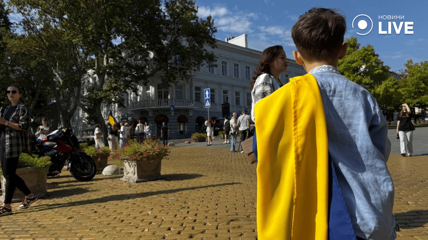 Одесити з прапорами влаштували гучний автопробіг — фото - фото 9