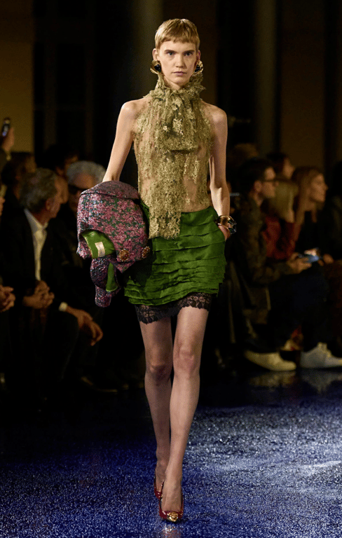 Безрукавні блузи у моді 2025 року