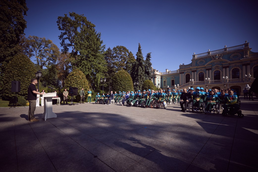 Президент Украины Владимир Зеленский на встрече с паралимпийцами