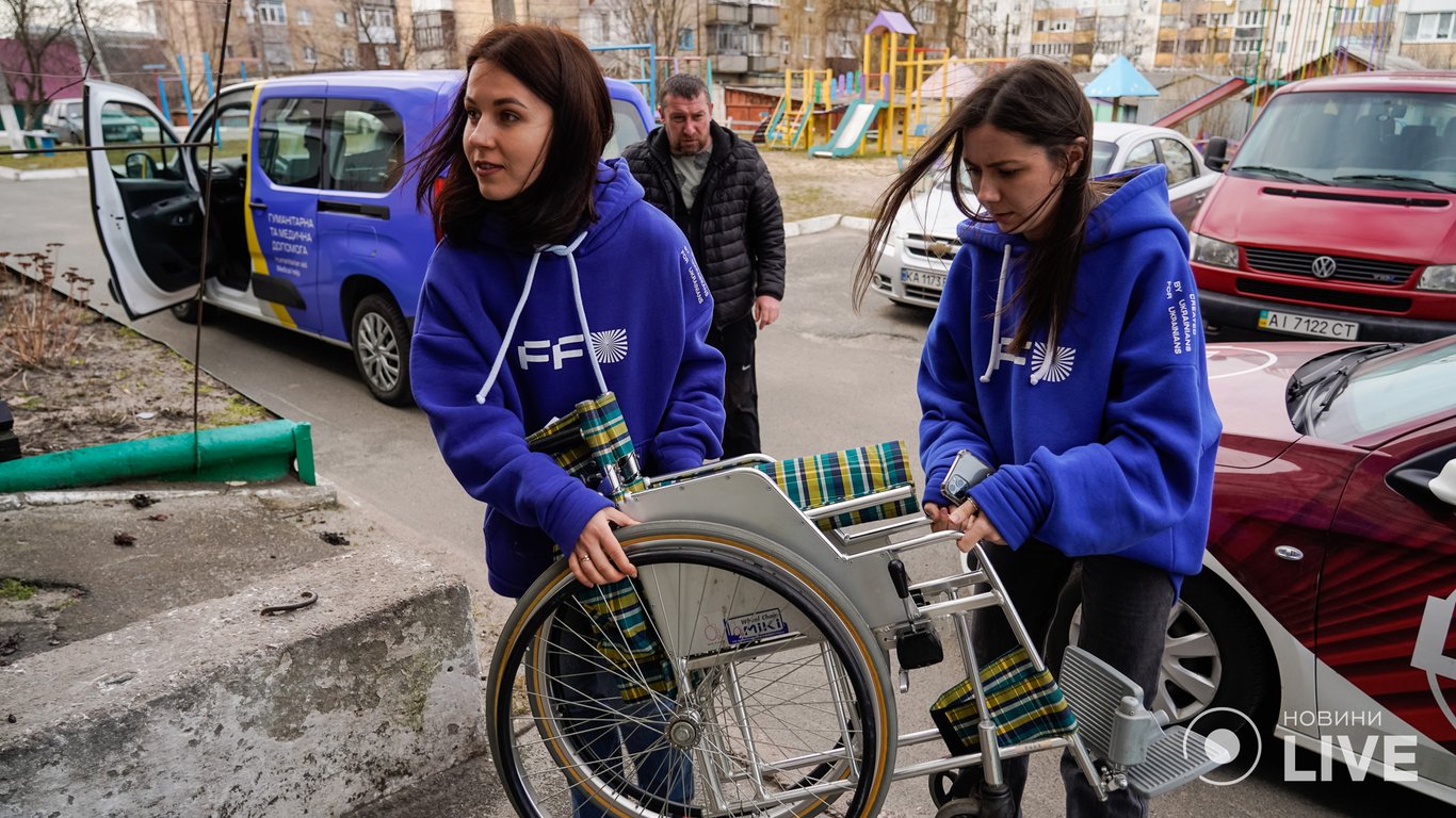 Гуманитарная помощь: кресла колесные для Иванкова