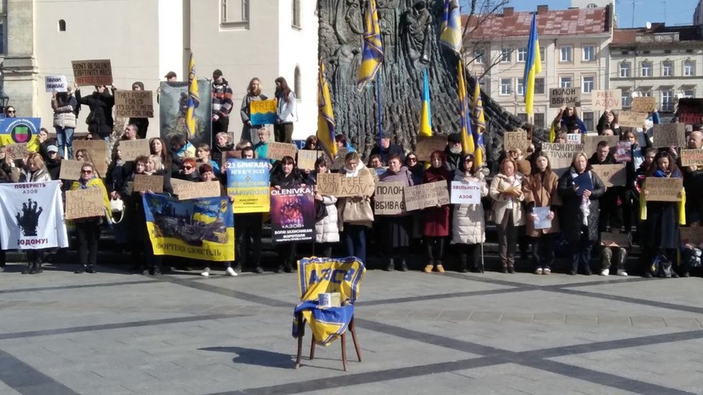 У Львові на мітингу підтримки полонених "азовців" декламували вірші Шевченка