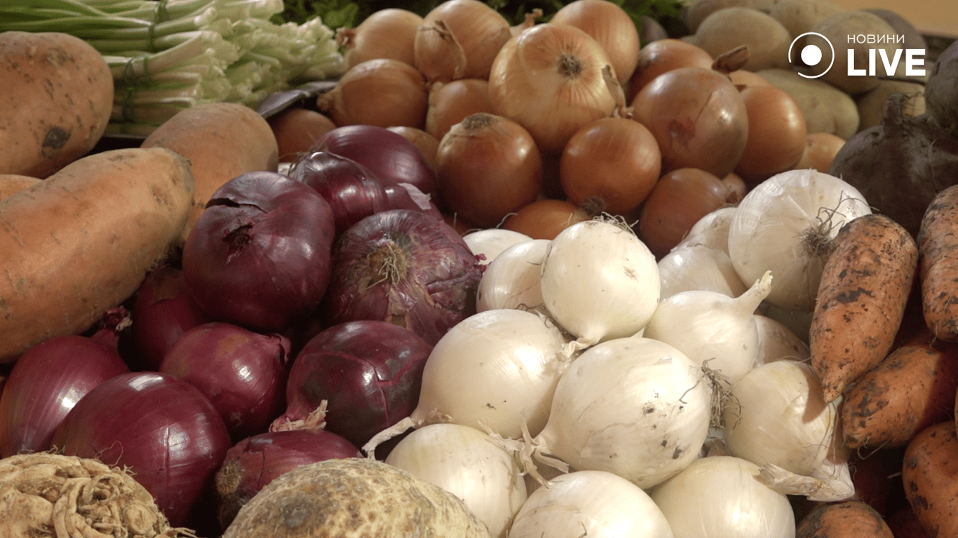 Овочі на прилавку базара