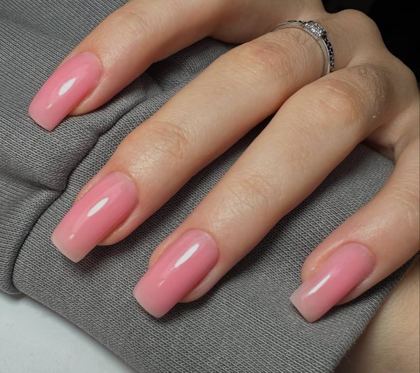 Рожевий на нігтях має дуже ніжний вигляд