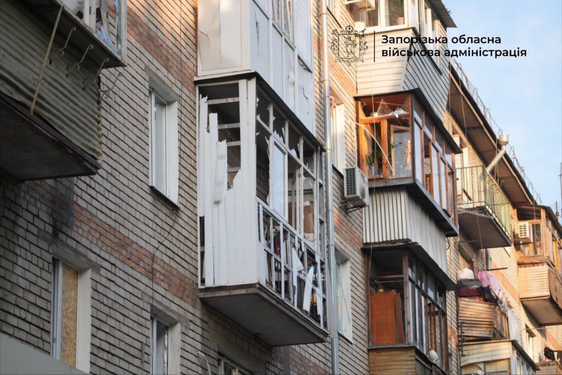 Вибиті вікна у багатоповерхівці після нічної атаки дронами у Запоріжжі