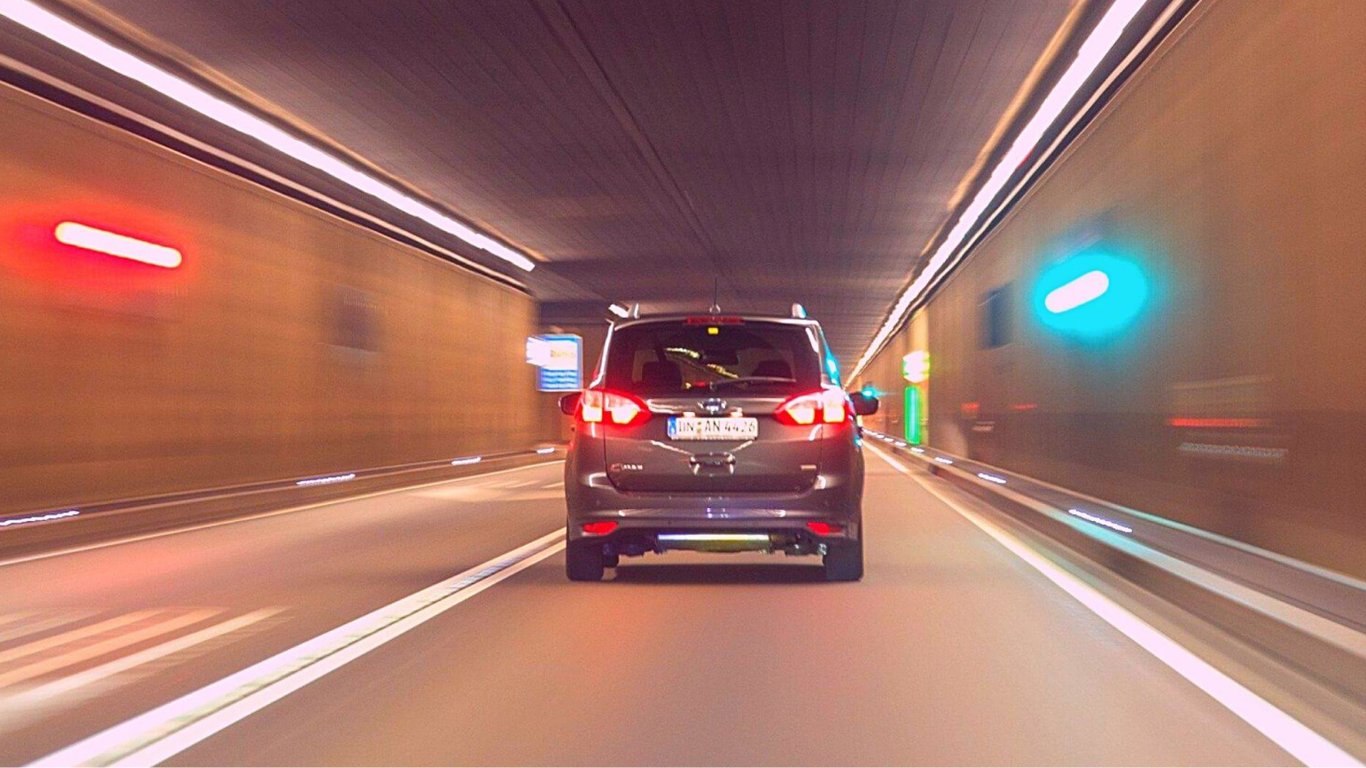 Цікавий тест ПДР — чи повинен водій вмикати ближнє світло в освітленому тунелі