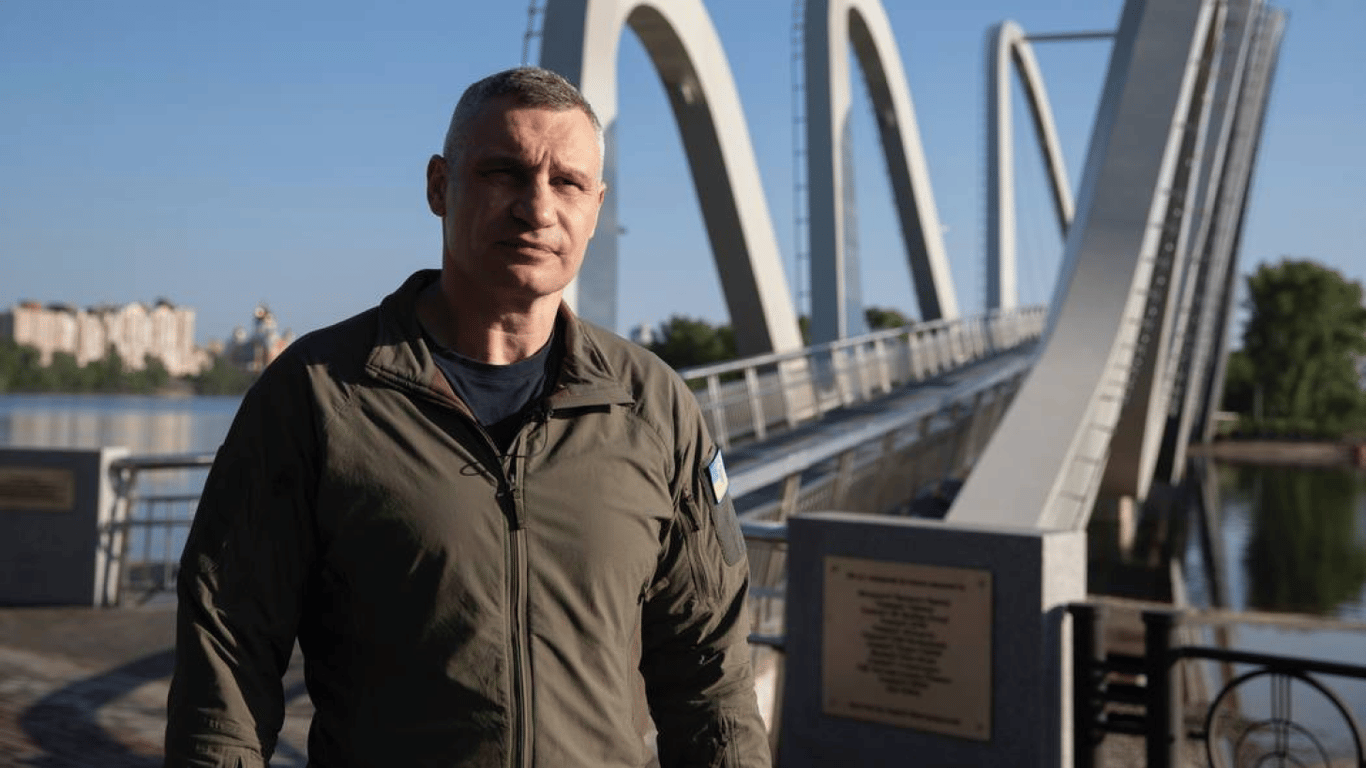 В Киеве уже открыли мост-волну