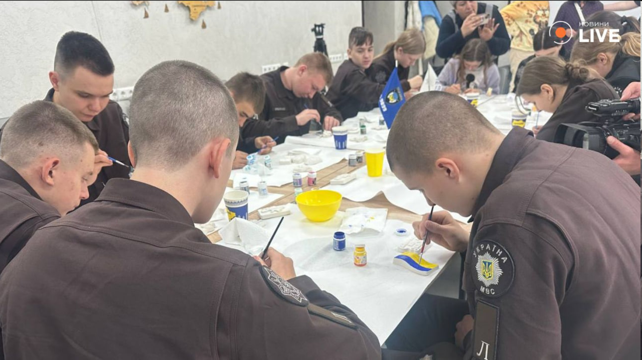 В Киеве провели арт-терапию для детей защитников — фоторепортаж - фото 3