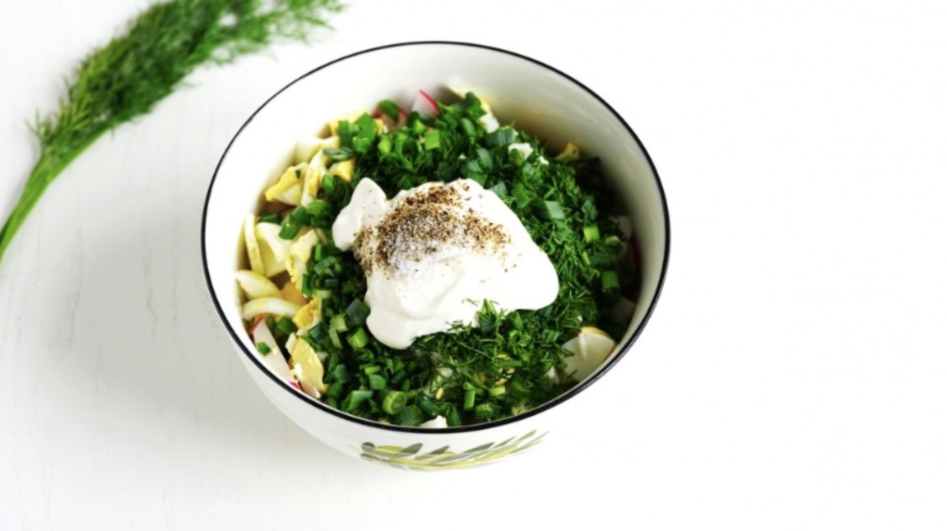 смачний салат з редискою, огірком та яйцем