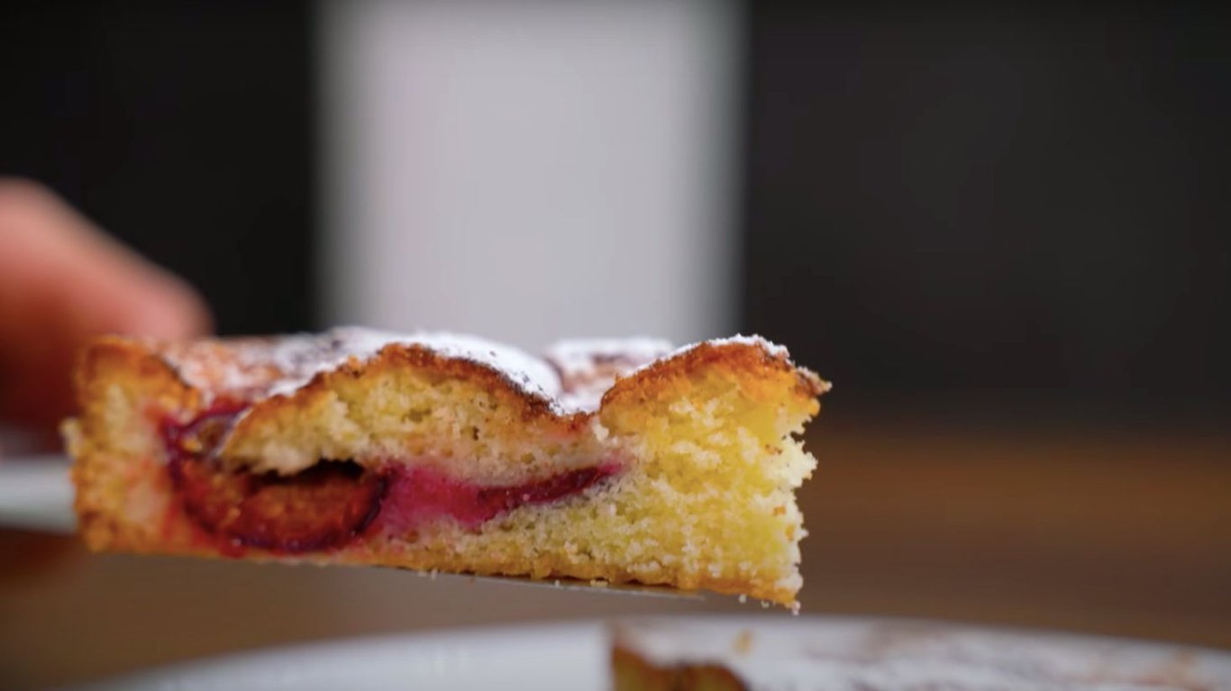 шматочок пирога зі сливами