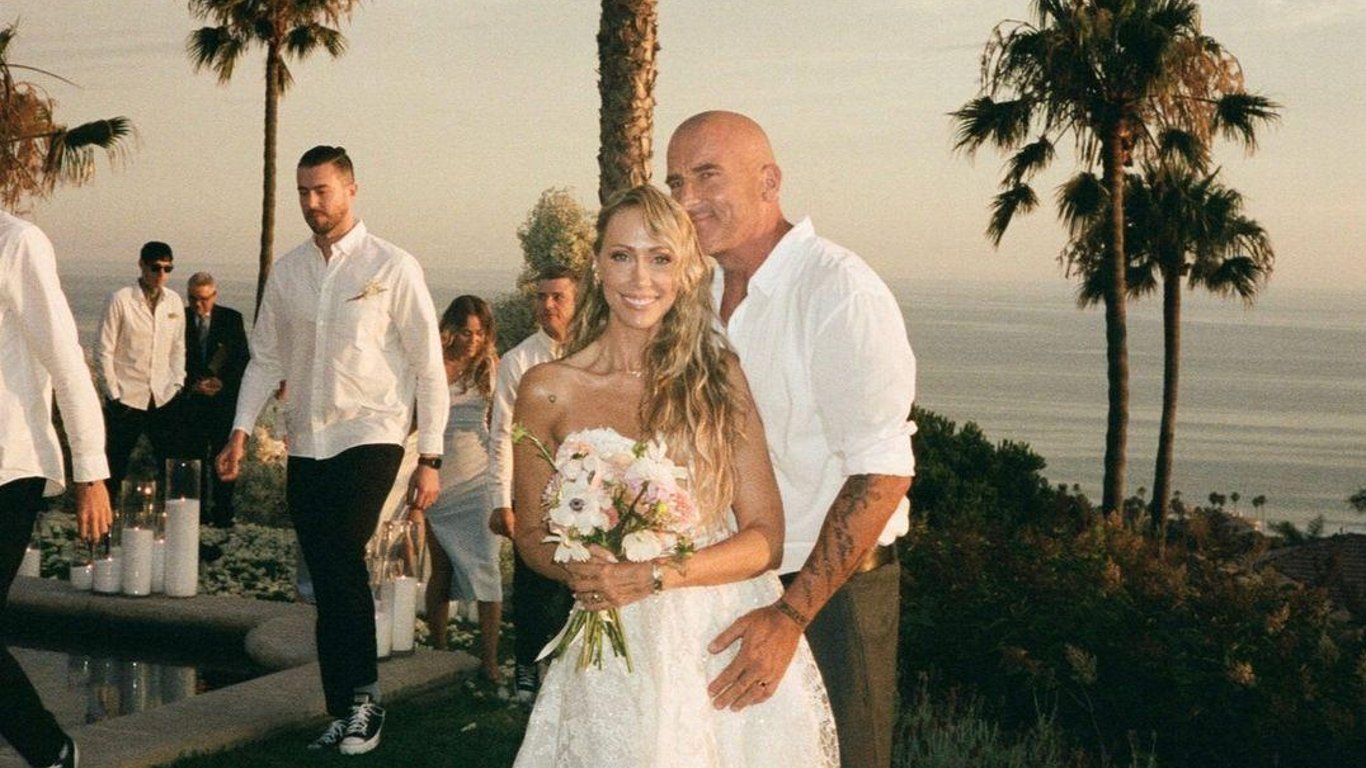 У мережі з'явились фото з весілля мами Майлі Сайрус на березі океану