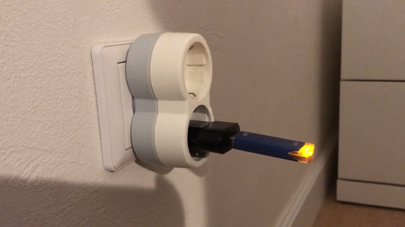 Дитячий інтерес: що буде, якщо вставити USB-флешку в зарядний пристрій
