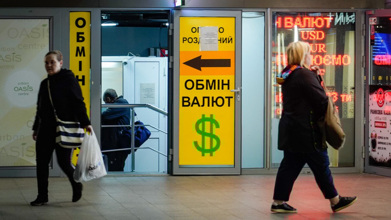 Курси долара та євро у квітні можуть зрости через динаміку валютної пари