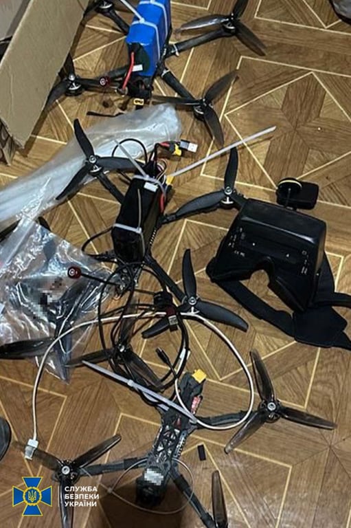 Замість побутових товарів — зброя: СБУ викрила схему