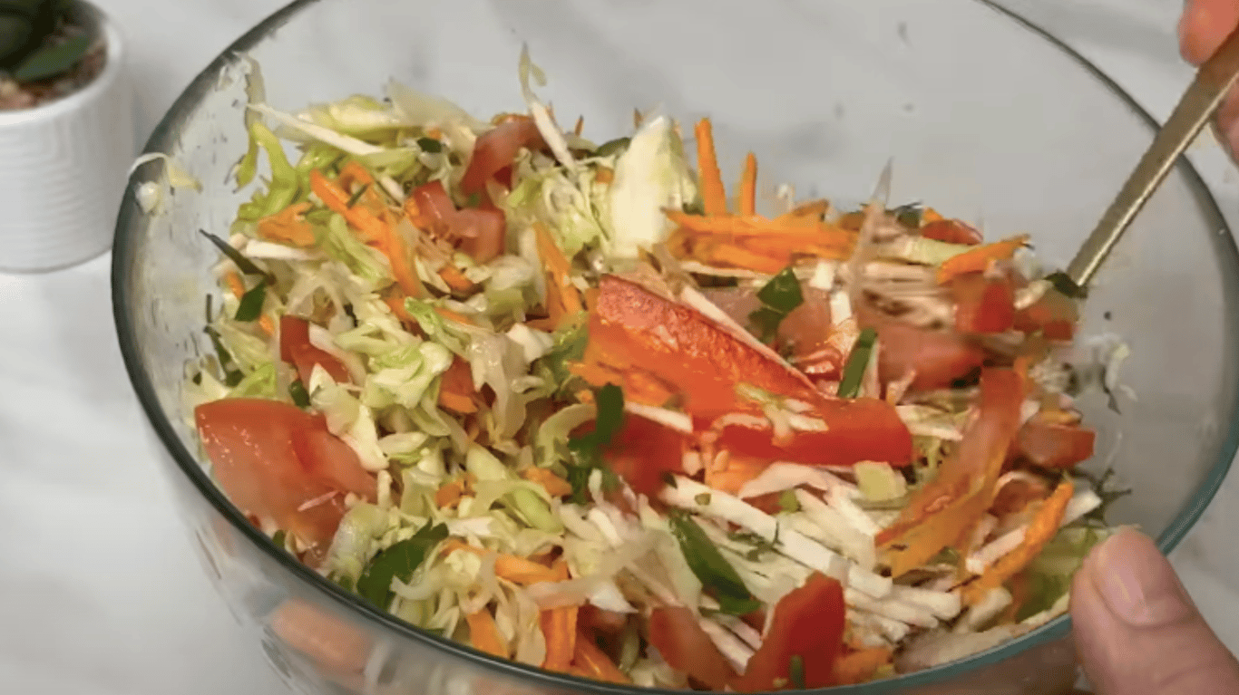 смачний салат з молодою капустою та овочами