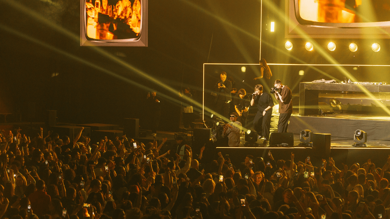 Зіркові гості, солдаут та улюблені хіти: «ТАК А ШО ТИ?» знову зібрала тисячі гостей на легендарній дискотеці