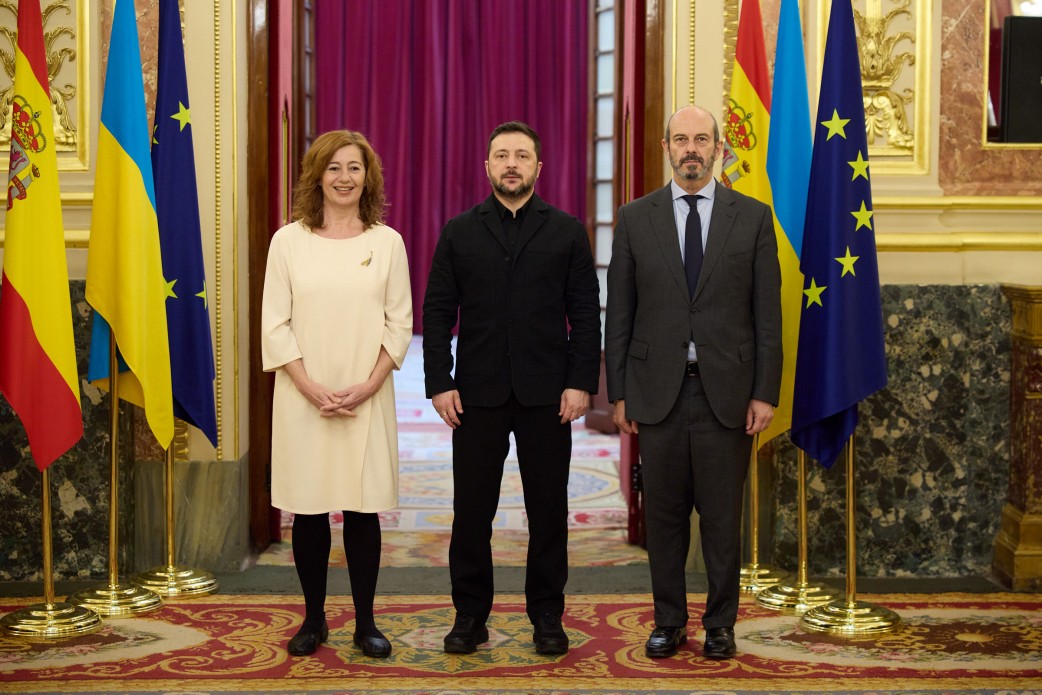 Голова Конгресу депутатів Франсіна Арменголь, президент України Володимир Зеленський та голова Сенату Педро Роллан в Іспанії в середу, 18 березня