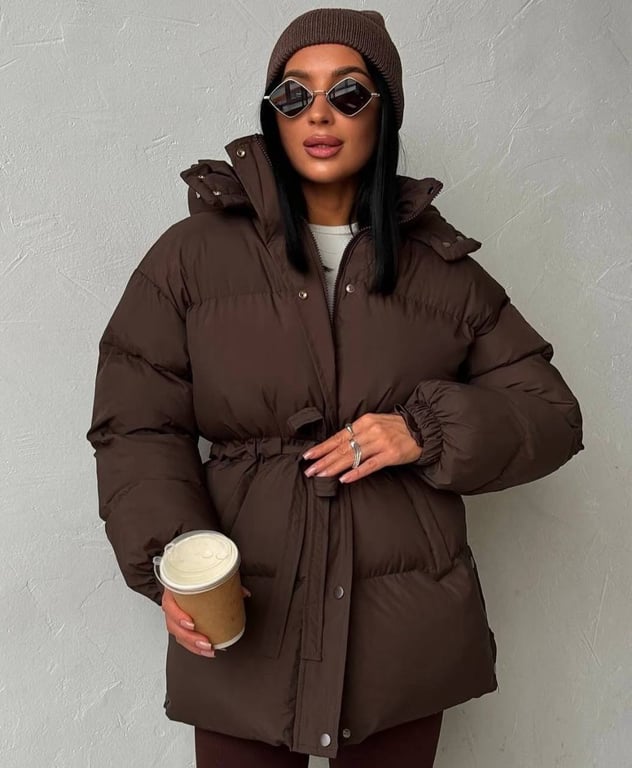 Пуховики з поясом роблять зимовий образ більш витонченим