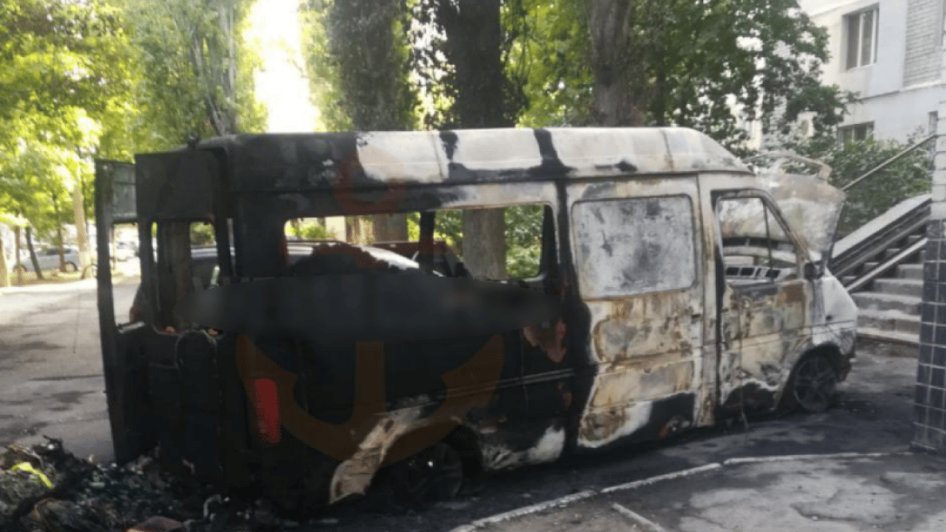 В Одессе подожгли авто военного