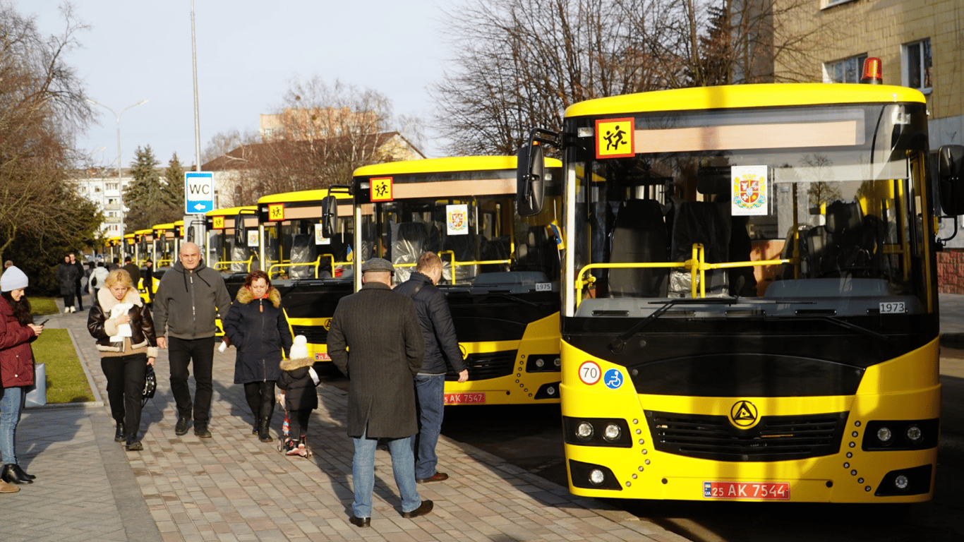Автобуси для школярів — скільки коштів витратили місцеві бюджети у 2023 році