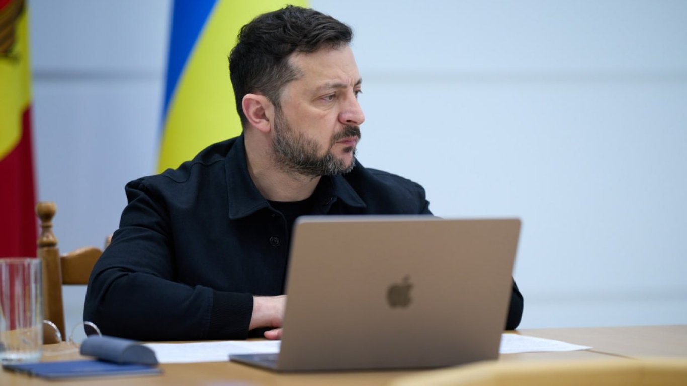 Зеленский заявил об ударе по Москве: горит НПЗ