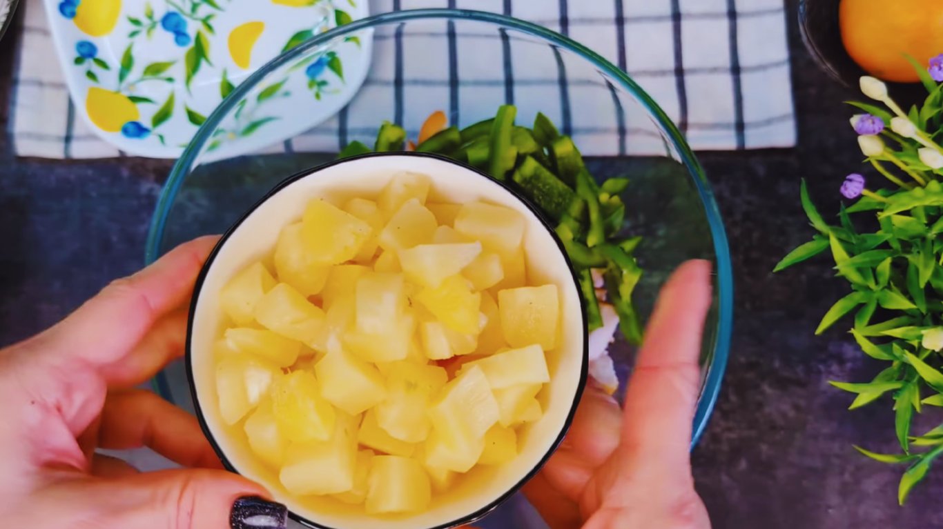 салат на новий рік з ананасами