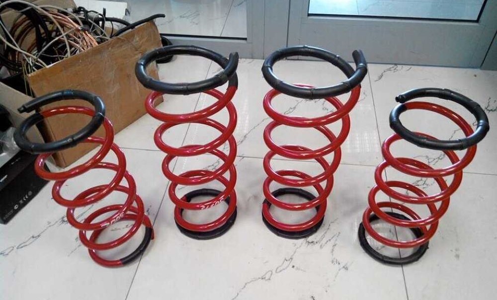 Зачем надевать резиновый шланг на пружины амортизаторов авто - фото 1