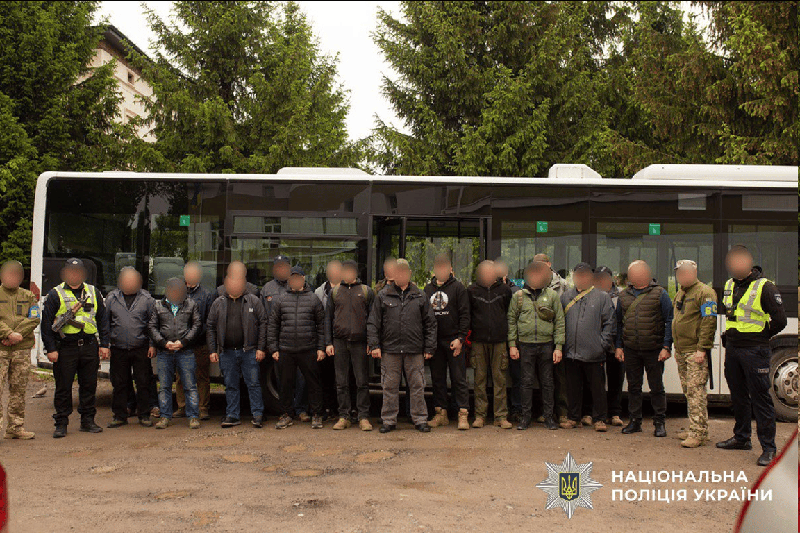 Переправляли ухилянтів за кордон — поліція викрила злочинців - фото 2