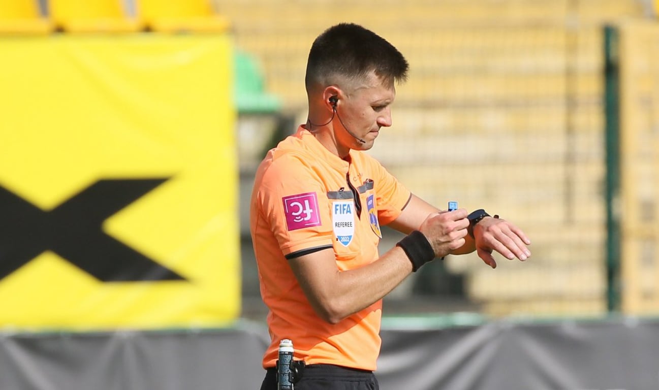 Денис Шурман работает на матче Руха и Металлиста 24 августа 2022 года