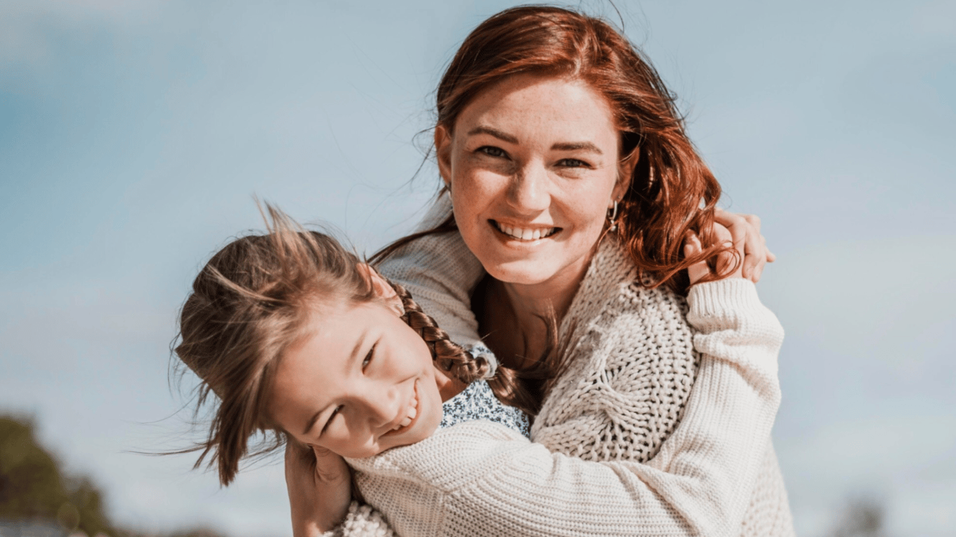 Усміхнені мама с донькою