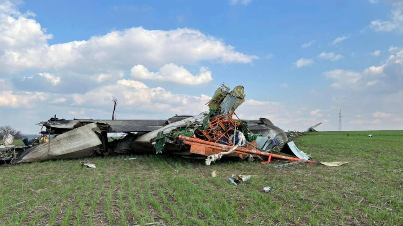 На Хмельниччині сталася авіакатастрофа: літак впав у полі