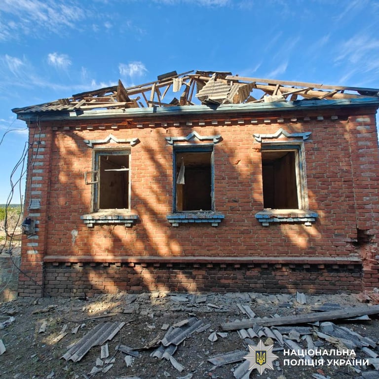 Пошкоджений російським обстрілом житловий будинок на Харківщині