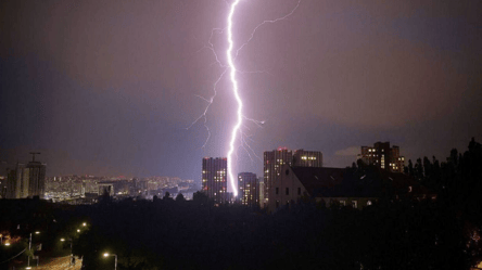 Київщину накриють сильні дощі та грози — прогноз на завтра - 285x160