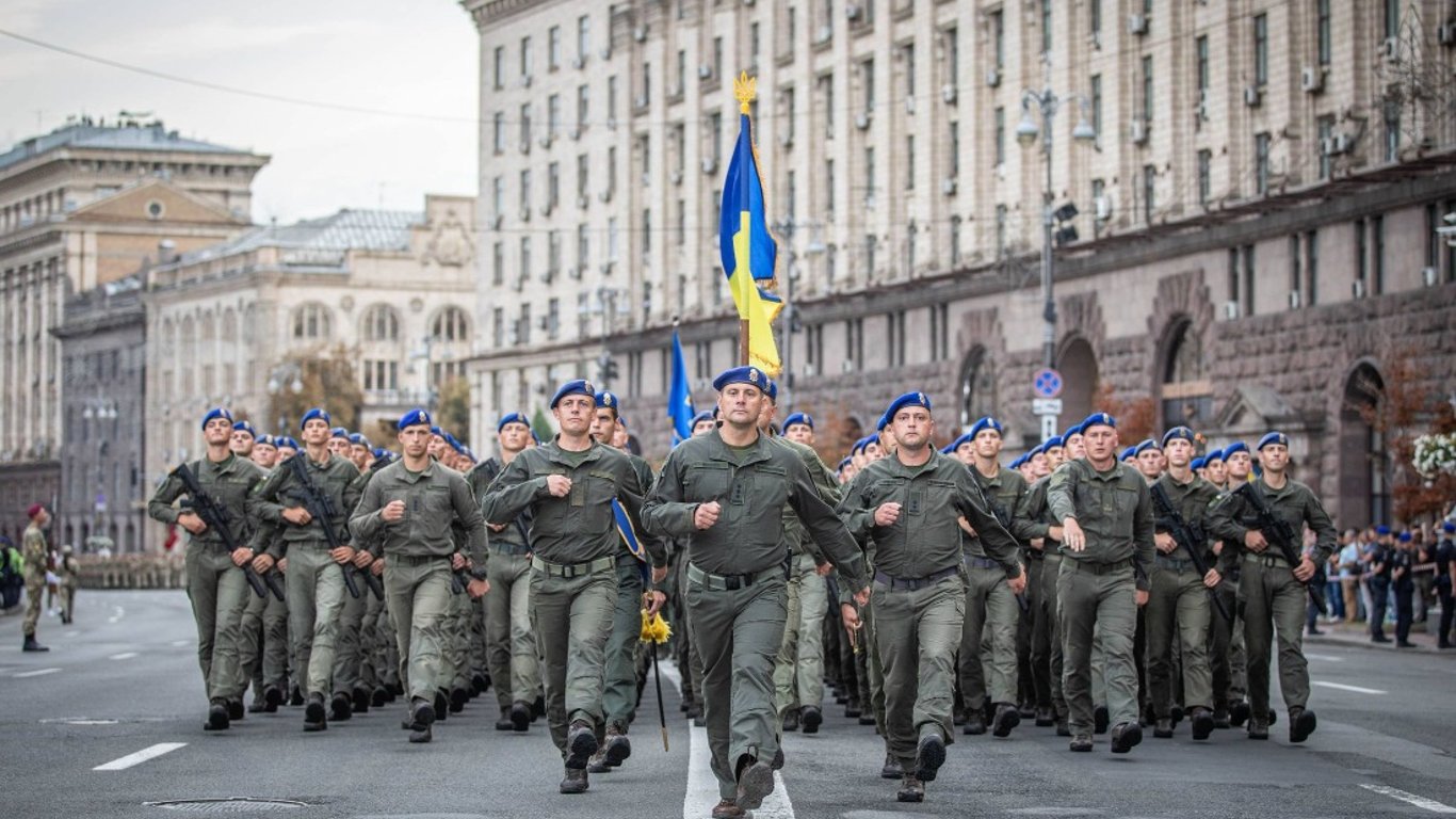 В этом году военного парада не будет, но мы хотим вспомнить историю украинских военных парадов