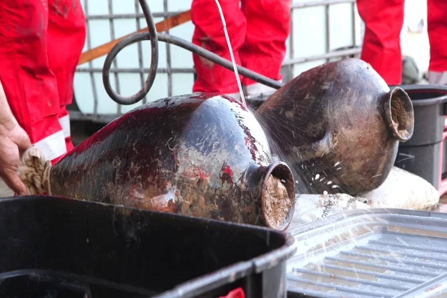 На дне Средиземного моря у побережья Израиля обнаружили самый древний затонувший корабль в мире с ценным грузом внутри.