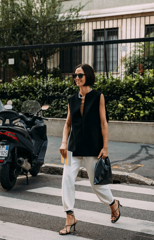 Босоніжки з ремінцем мають елегантний вигляд на ногах