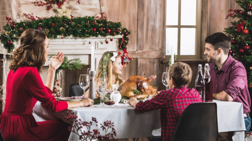 Люди за столом