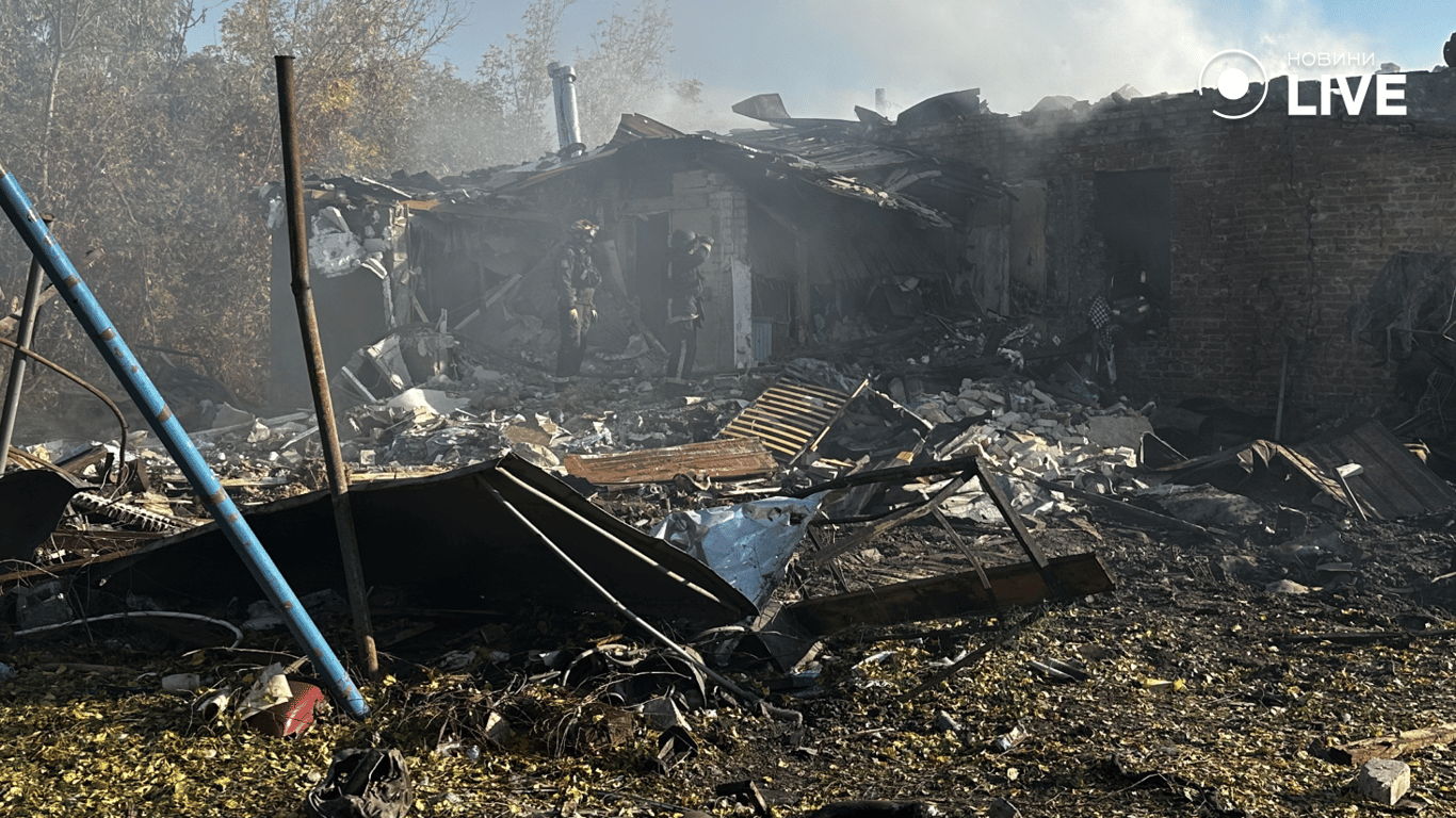 Зруйнований приватний будинок у Харкові після російського авіаудару