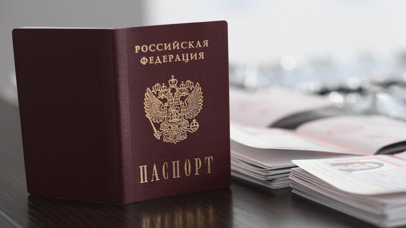 Паспортизация жителей оккупированной Херсонщины: захватчики предлагают украинцам деньги