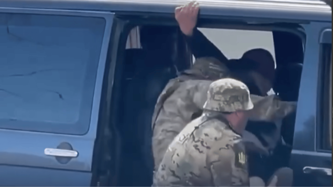 В Одесском ТЦК отреагировали на видео, где люди в форме заталкивают мужчину в авто