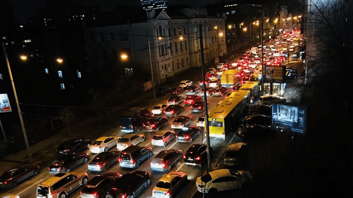 На Київщині перекрили рух транспорту по частині Житомирської траси