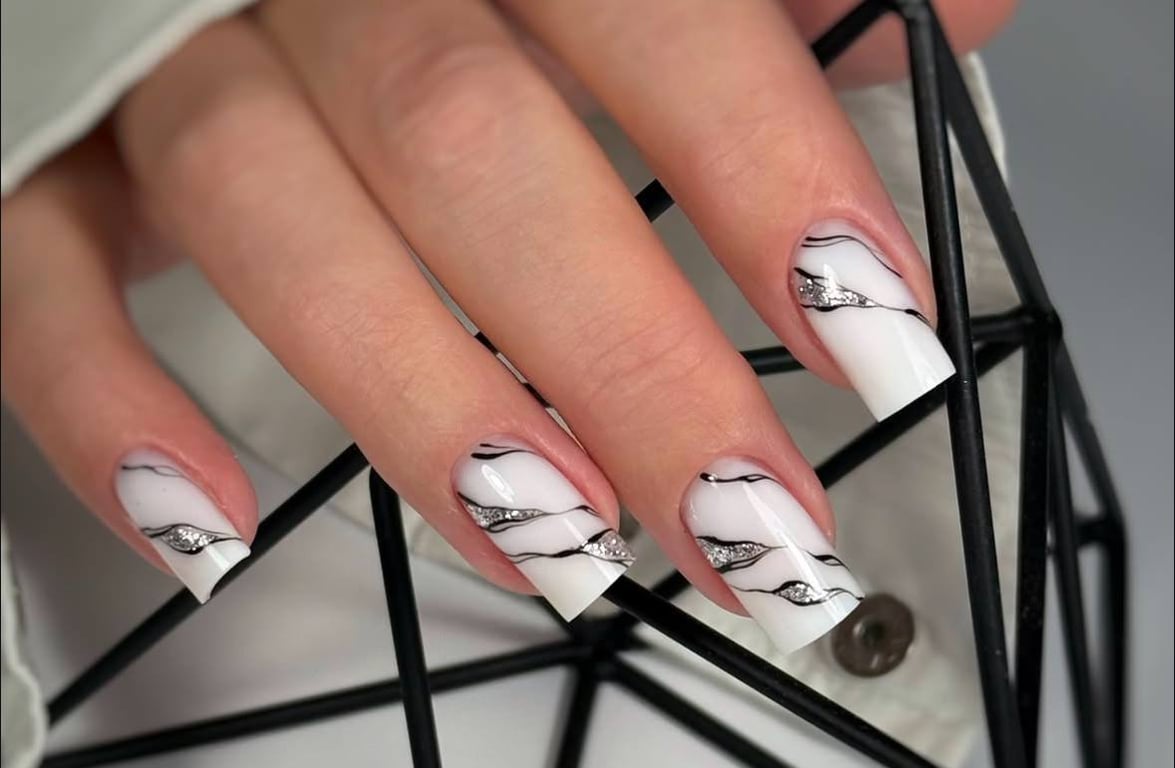 Черно-белый маникюр - это классика