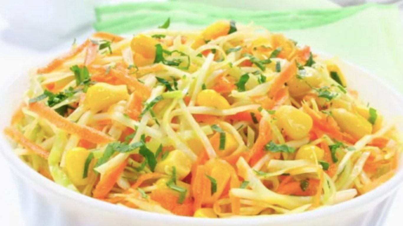 Салат з капусти, моркви та кукурудзи