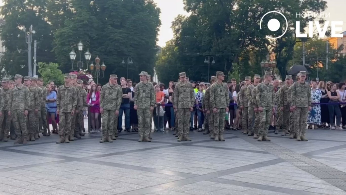 У центрі Львова збираються люди: чекають на Зеленського та командирів "Азова"