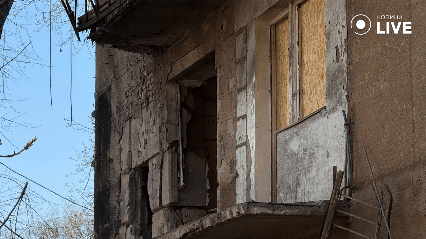 Зруйнований фасад будинку в Одесі унаслідок обстрілу