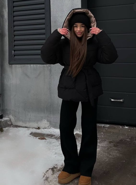 Пуховик прекрасно подходит под костюм черного цвета.