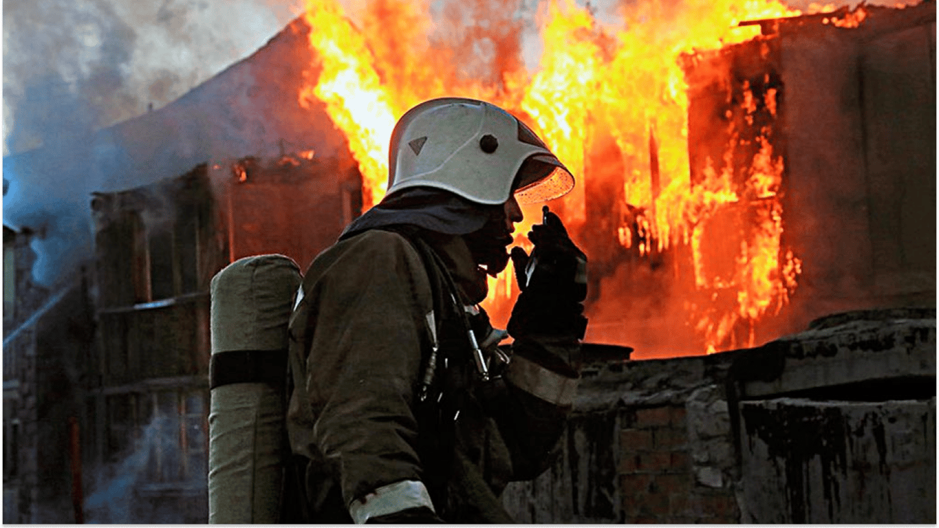 В России в результате тушения пороховых складов пострадал пожарный