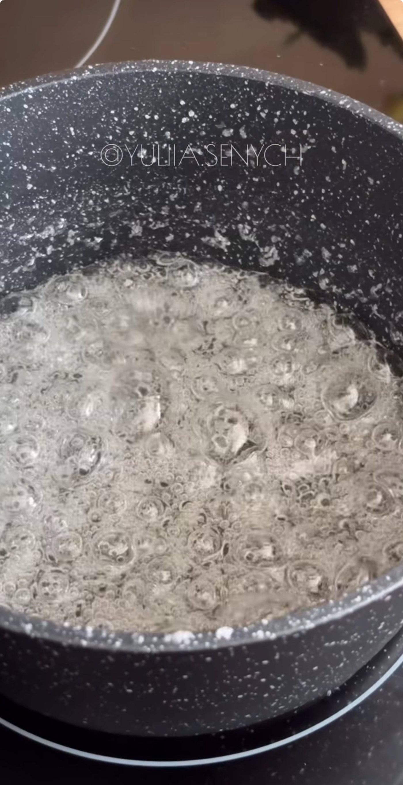 Білкова глазур з сиропом на паску - швидкий рецепт