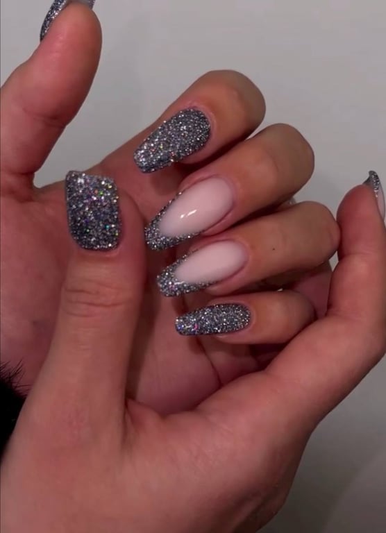 Святковий манікюр 2025 — стильні ідеї на Новий рік - фото 3