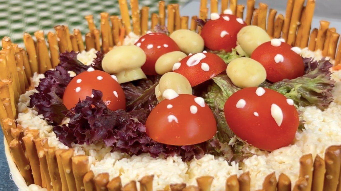 Этот пасхальный салат будет выделяться на вашем столе: простой и вкусный рецепт