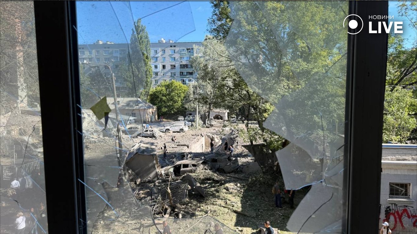 Київ після масованої атаки РФ: фото з місця ударів - фото 3